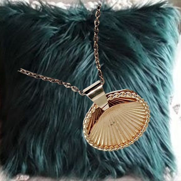 .👣4/$20. Gold Tone Necklace with Double Golden Shells Pendant - Picture 8 of 8